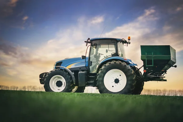 Traktor Dengan Trailer Adalah Mengemudi Oleh Lapangan Untuk Pekerjaan Fertilisasi — Stok Foto