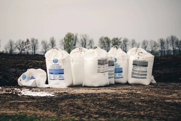 Sacchi Con Fertilizzante Terra Mezzo Campo Giorno Primavera — Foto Stock