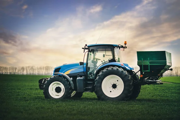 Máquina Profissional Para Trabalho Fica Campo Primavera — Fotografia de Stock