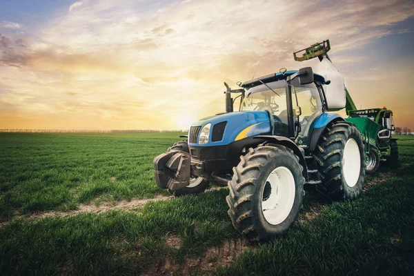 Traktor Dengan Sekarung Pupuk Bergerak Sepanjang Lapangan Musim Semi — Stok Foto