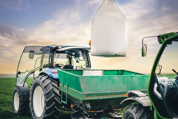 Sopir Menempatkan Sekarung Pupuk Sebuah Trailer Traktor Persegi Lapangan Musim — Stok Foto