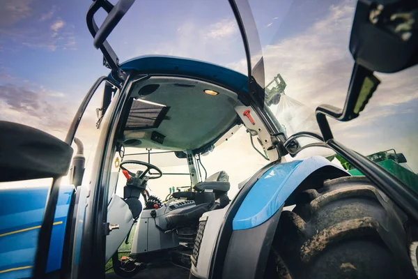 Cabina Abierta Del Conductor Del Tractor Encuentra Campo Resorte — Foto de Stock