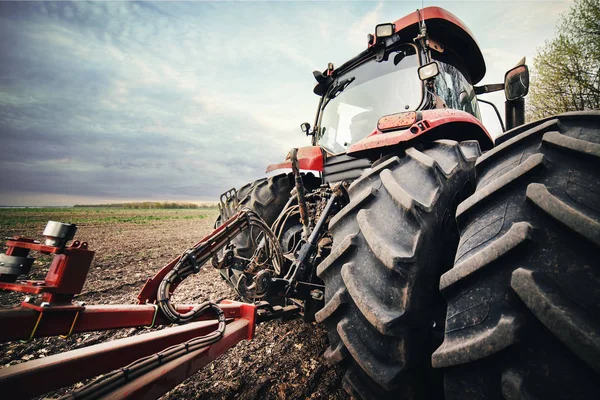 Traktor Menempel Pada Seeders Lapangan Musim Semi — Stok Foto