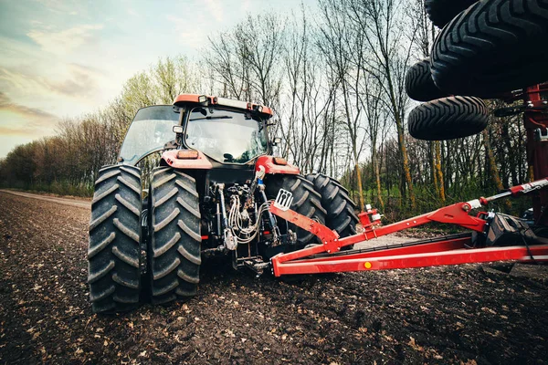 Traktor Dengan Peralatan Menabur Naik Tanah Lapangan Musim Semi — Stok Foto