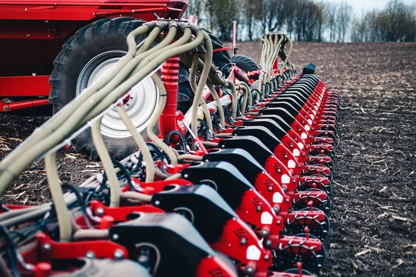 Equipamento Semeadura Fica Chão Contra Fundo Trator Campo Primavera — Fotografia de Stock