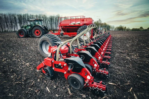 Sowing machines stand on the ground in the field in the spring n — Stock Photo, Image