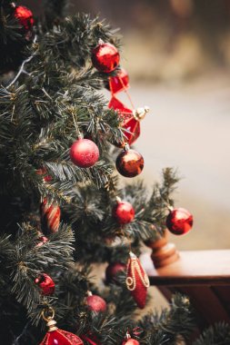 New Year's toplar, oyuncak ve evde çelenk ile süslenen köknar ağacı