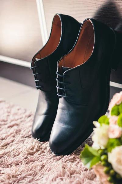 Chaussures Homme Debout Sur Tapis Près Bouquet Fleurs Dans Chambre — Photo