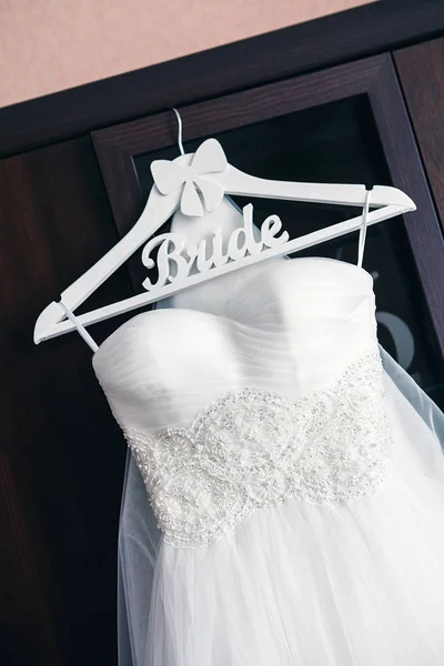 Vestido Noiva Com Paillettes Está Pendurado Cabide Perto Armário Sala — Fotografia de Stock