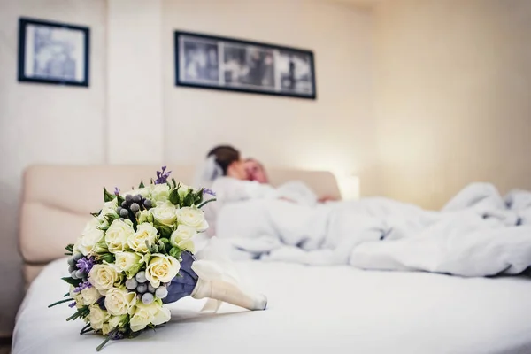 Ein Hochzeitsstrauß Weißer Rosen Lag Auf Einem Bett Auf Dem — Stockfoto