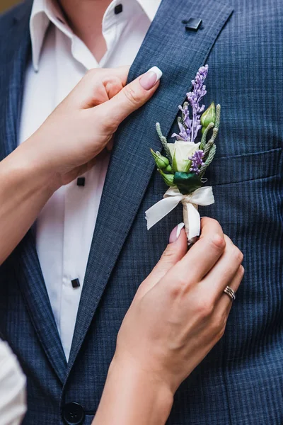 Nevěsta Připojuje Kostýmu Ženicha Boutonniere Tvaru Květiny — Stock fotografie