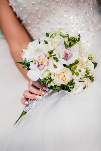 Bruid Heeft Haar Handen Een Sneeuwwitte Bouquet Van Rozen Orchideeën — Stockfoto