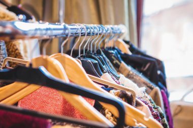 Giysi odasında farklı stilleri ile açık dolap olduğunu