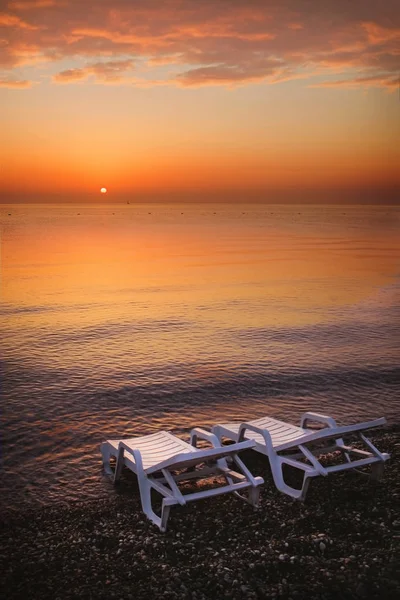 Dois Plataforma Cadeira Ficar Areia Junto Mar Pôr Sol Verão — Fotografia de Stock