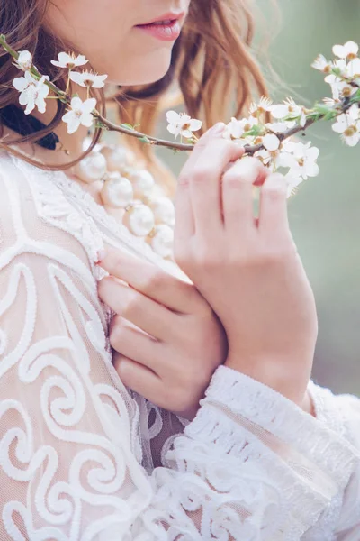 Dívka Krajkové Šaty Drží Kvetoucí Větve Stromu Ruce Jaře Zahradě — Stock fotografie