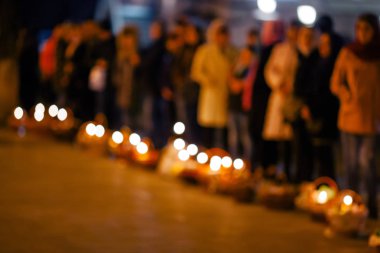 Işıklar bir dizi Parlatıcı yere beklentisiyle insanlar arka plan üzerinde sabah sokakta bir tatil