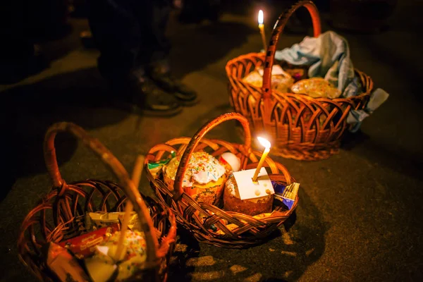 Плетені Кошики Їжею Торти Запалені Свічки Стоять Землі Біля Ніг — стокове фото