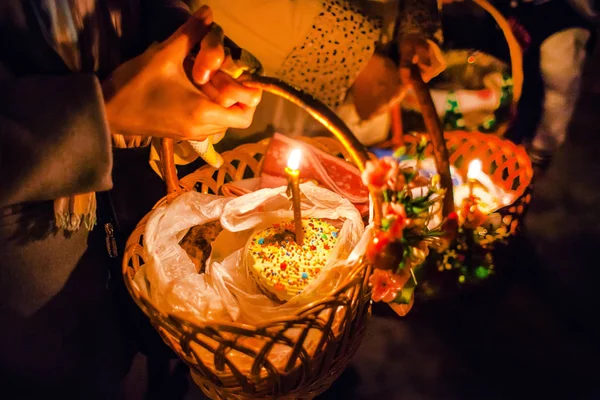 Persone Tengono Mano Cestini Festivi Con Torte Pasquali Cibo Mattina — Foto Stock