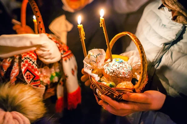 Uma Mulher Segura Suas Mãos Cesta Decorada Com Uma Toalha — Fotografia de Stock