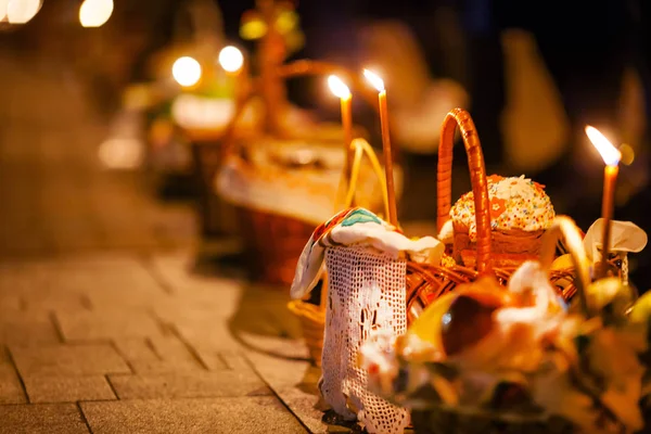 Великодній Торт Свічками Їжею Кошику Вулиці Вранці Біля Церкви — стокове фото