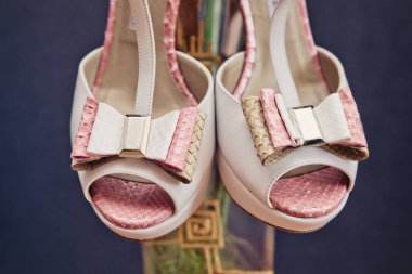 Beyaz deri sandalet yay ve metal ile model desende ekler