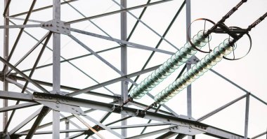 yüksek gerilim hatları gökyüzü arka plan üzerinde yalıtkan ile elektrik enerjisi hatlarının inşası