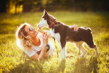 siyah ve beyaz renk küçük dış yapraklar yaz aylarında parkta dondurma kızın elinden yemek