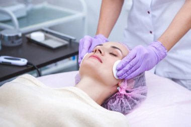 Kozmologdaki hasta kızda prosedür var.