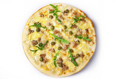 Beyaz arka planda aromalı pizza zeytinleri, et ve peynir manzarası