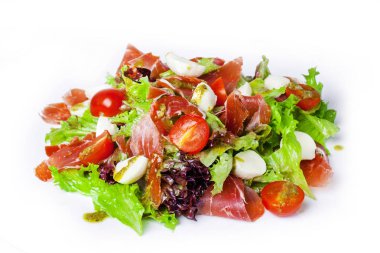 Beyaz arka planda parmesanlı salata, domates ve jamon.
