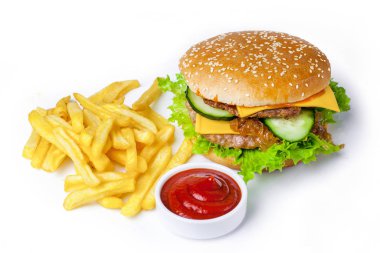 Lezzetli dolgulu beyaz tabakta kızarmış patates ve sos ile sıcak burger.