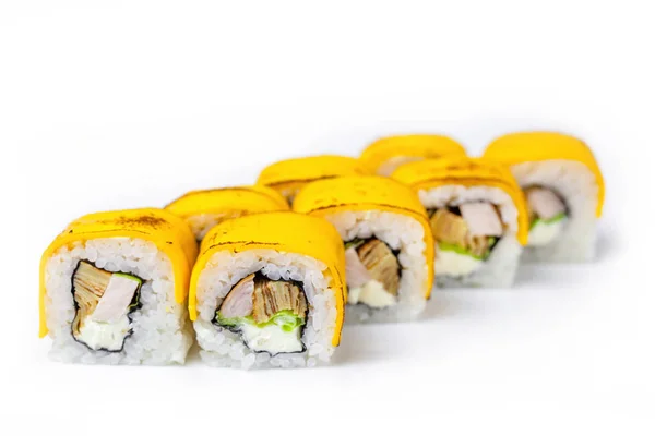 白盘上的黄寿司 配以美味的馅和米饭 — 图库照片