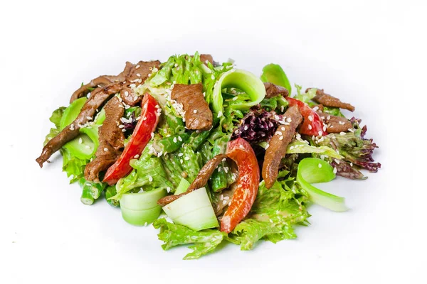 Salada Com Pimentão Carne Arugula Contexto Branco — Fotografia de Stock