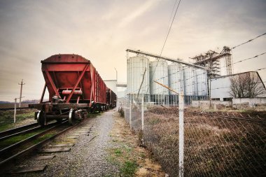 Asansördeki tahıllar trende dolduruldu.