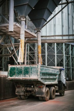 Tahıl dağıtmak için bir kamyon geldi.