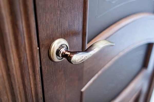 Bruine deurkruk close-up slot — Stockfoto