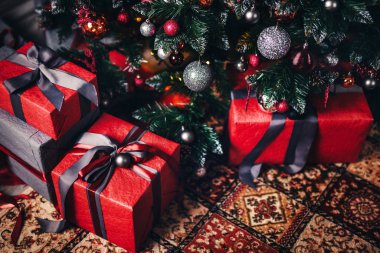 Noel ağacının altında yeni yıl için hediye kutularının güzel kompozisyonu