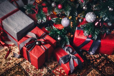 Noel Baba 'dan sürpriz Noel ağacının altında