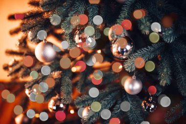 Bokeh oyuncaklarıyla süslenmiş güzel Noel ağacı
