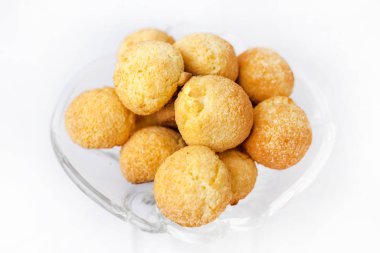 beyaz arkaplanda top şeklinde çerezler