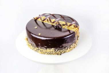 Beyaz arka planda güzel bir dekorasyonu olan çikolatalı pasta.
