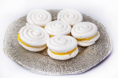 Sarı reçelli beyaz marşmelov