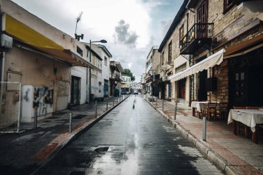 Limasol 'de yansıması olan düz bir sokak.