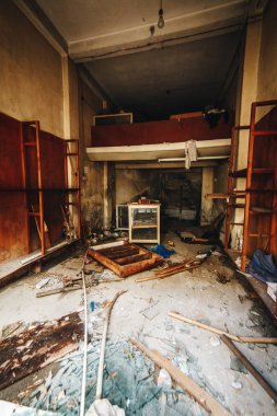 Şehirdeki dükkan vitrinleri ve çöpleri soyulmuş.