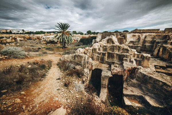 археологический парк в пафосе с развалинами и могилами
