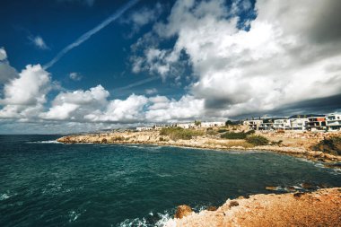 Sahilde otelleri olan Sea Bay.
