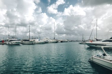 Rıhtımda trafik olmayan bir sürü yat var.