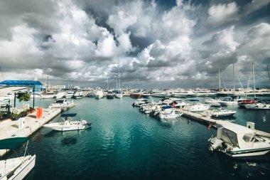 Yat iskelesinin güzel manzarası
