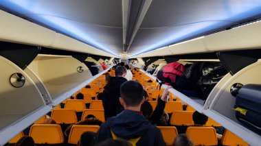 Uçakta el bagajı taşıyan yolcuların bagajları.