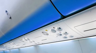 Mavi uçaktaki bir yolcu için havalandırma ve ışık kontrol paneli